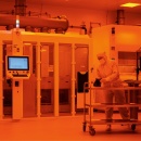 In der Reinraumfertigung werden Wafer in Nassbänken bearbeitet. Orangefarbenes...