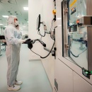 Cadmiumtellurid-Wafer werden im Reinraum bearbeitet....