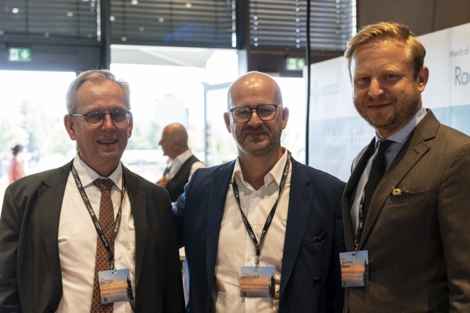 Prof. Elmar Kotter und Prof. Fabian Bamberg im Dialog mit einem Aussteller...