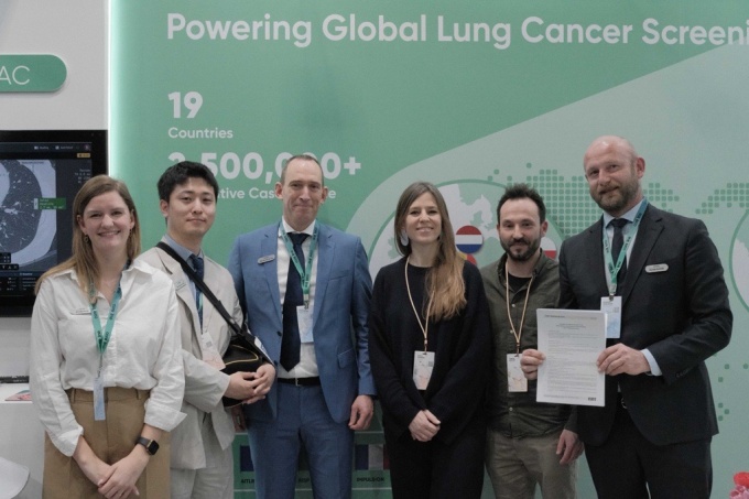 Bildmitte: PD Dr.med. Nora Sommer, Raya Diagnostics, und Maarten Zee, Coreline...